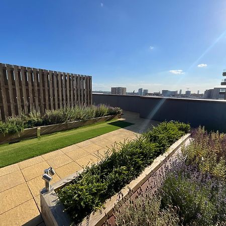 Deluxe Double Bed In Shared Apt Near Canary Wharf, City Airport & O2 Arena With Thames View London Exteriör bild