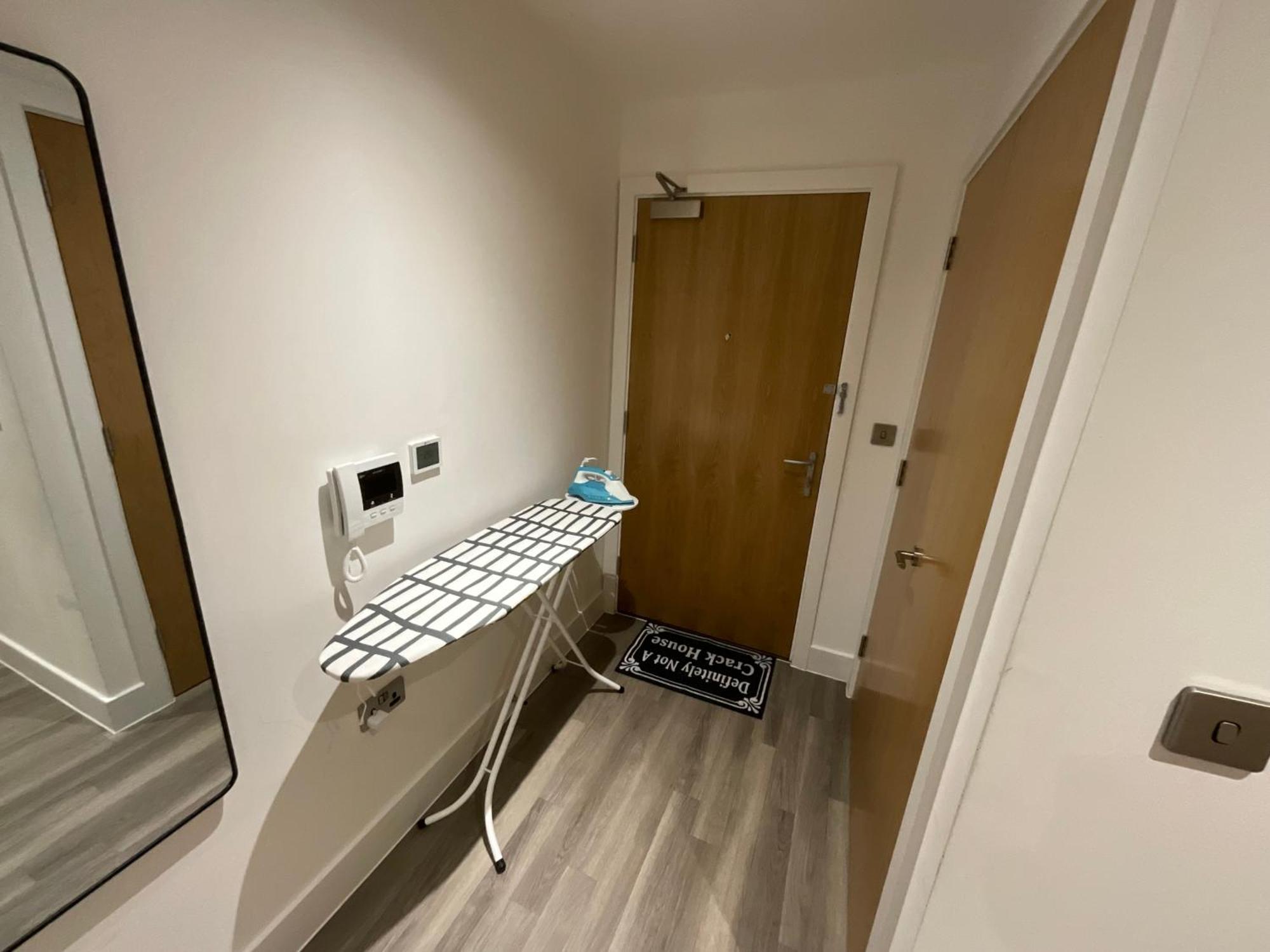 Deluxe Double Bed In Shared Apt Near Canary Wharf, City Airport & O2 Arena With Thames View London Exteriör bild