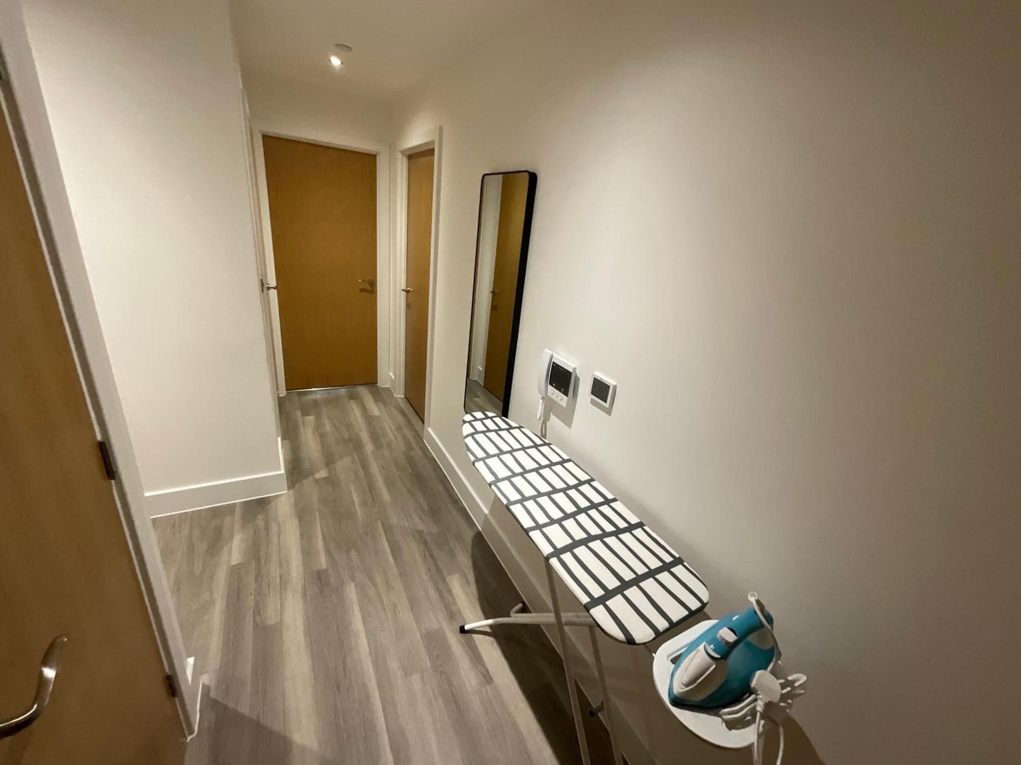Deluxe Double Bed In Shared Apt Near Canary Wharf, City Airport & O2 Arena With Thames View London Exteriör bild