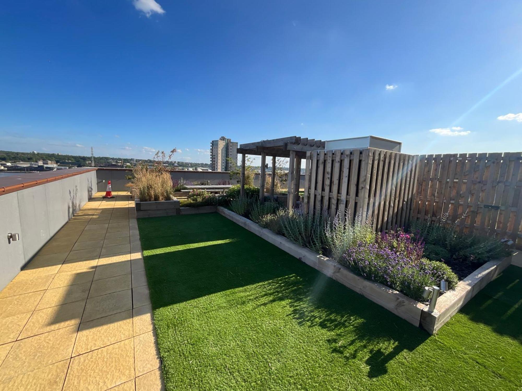 Deluxe Double Bed In Shared Apt Near Canary Wharf, City Airport & O2 Arena With Thames View London Exteriör bild