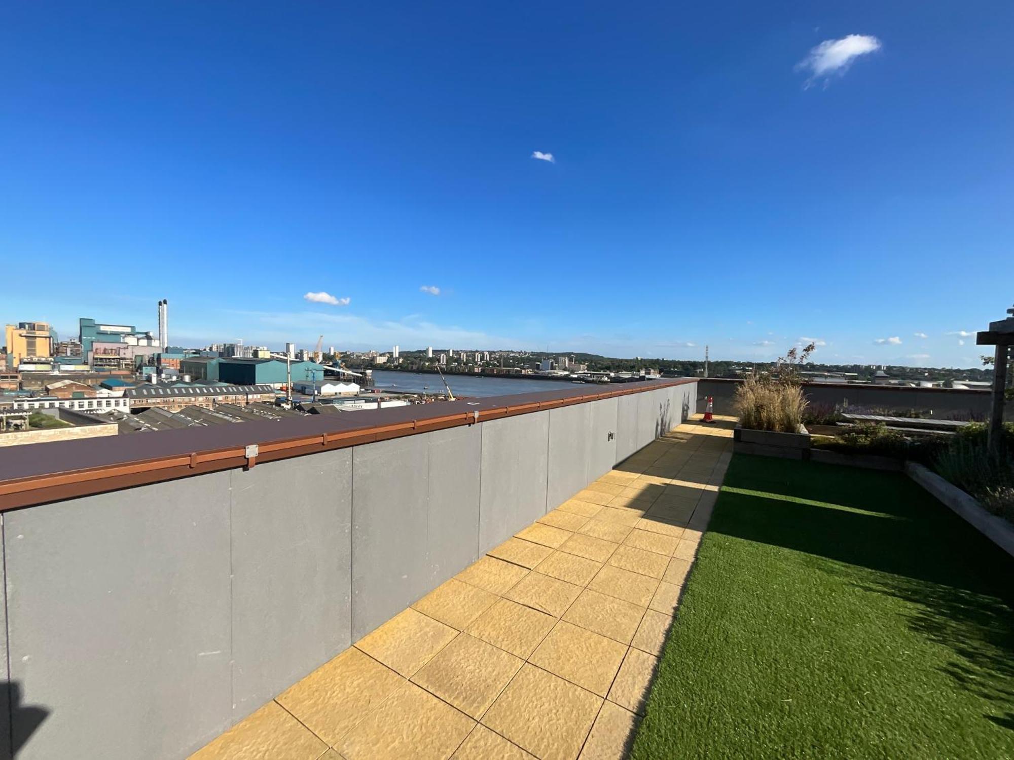 Deluxe Double Bed In Shared Apt Near Canary Wharf, City Airport & O2 Arena With Thames View London Exteriör bild
