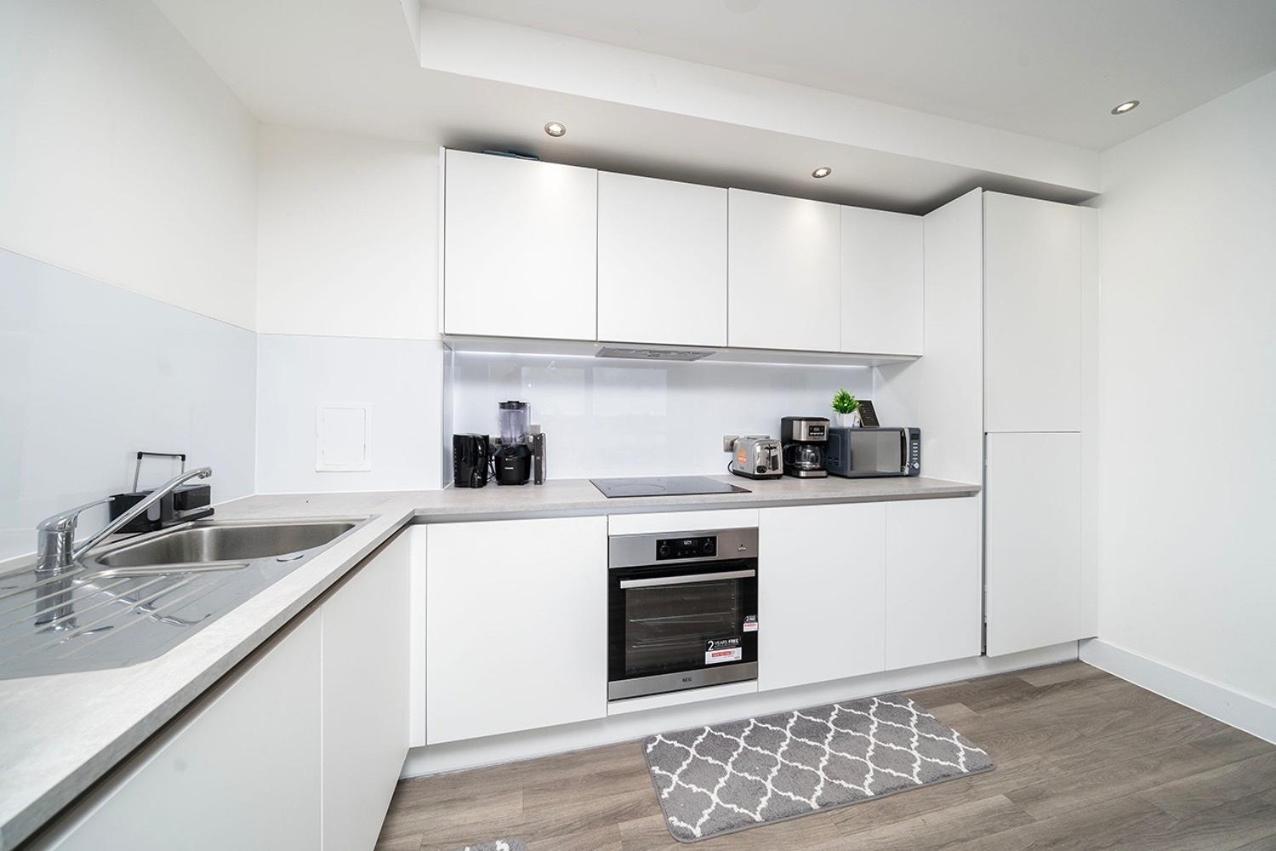 Deluxe Double Bed In Shared Apt Near Canary Wharf, City Airport & O2 Arena With Thames View London Exteriör bild