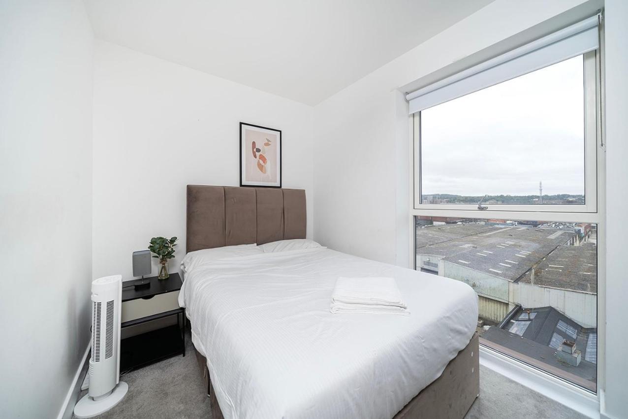 Deluxe Double Bed In Shared Apt Near Canary Wharf, City Airport & O2 Arena With Thames View London Exteriör bild