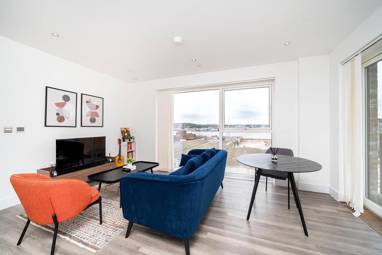 Deluxe Double Bed In Shared Apt Near Canary Wharf, City Airport & O2 Arena With Thames View London Exteriör bild