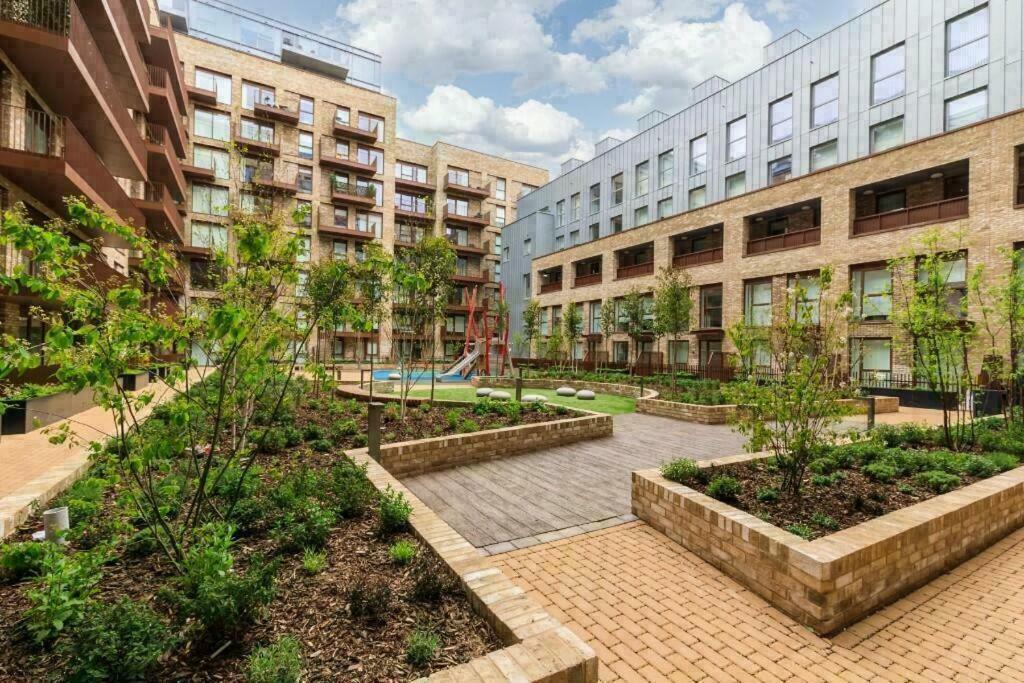 Deluxe Double Bed In Shared Apt Near Canary Wharf, City Airport & O2 Arena With Thames View London Exteriör bild