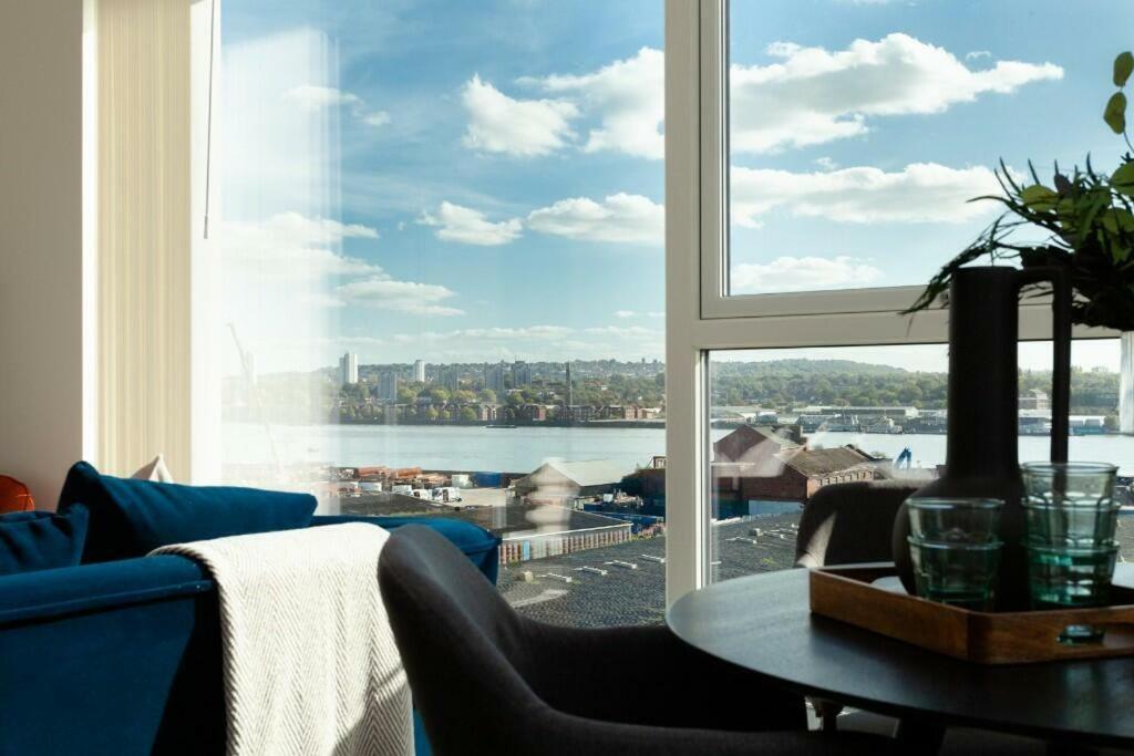 Deluxe Double Bed In Shared Apt Near Canary Wharf, City Airport & O2 Arena With Thames View London Exteriör bild