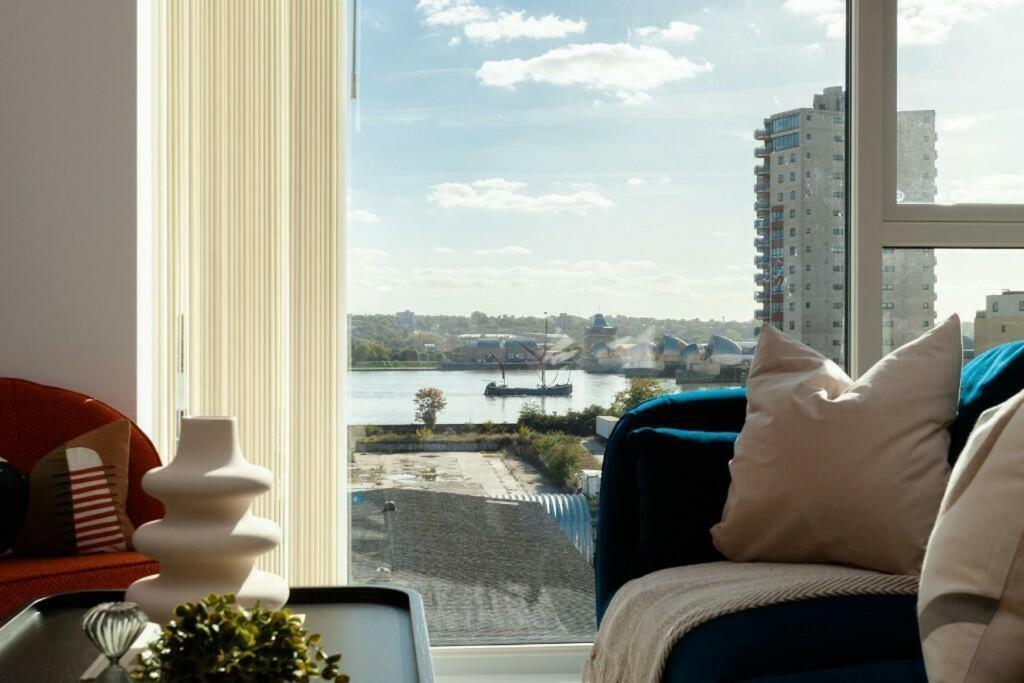Deluxe Double Bed In Shared Apt Near Canary Wharf, City Airport & O2 Arena With Thames View London Exteriör bild