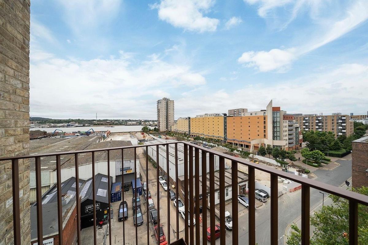Deluxe Double Bed In Shared Apt Near Canary Wharf, City Airport & O2 Arena With Thames View London Exteriör bild