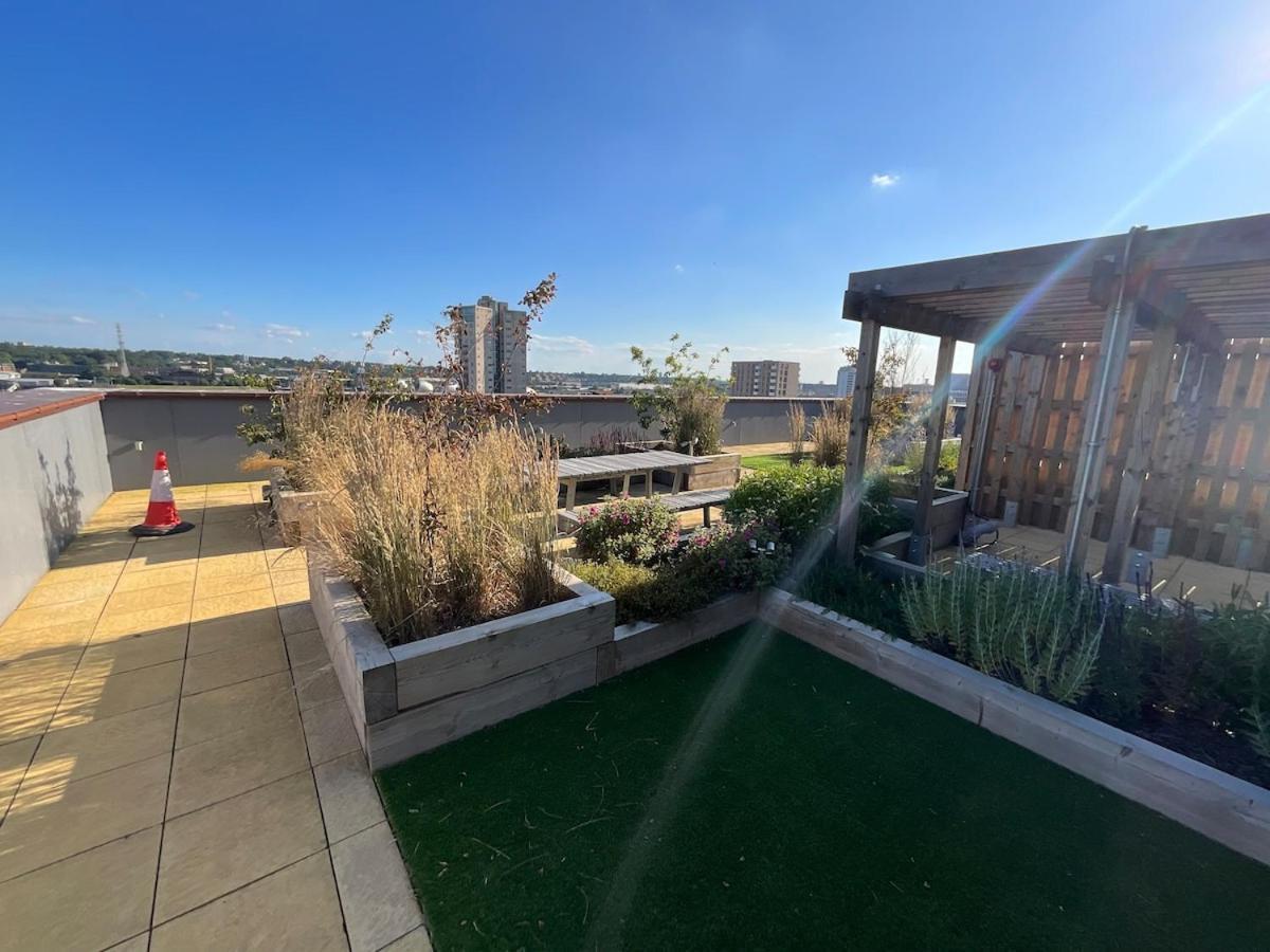 Deluxe Double Bed In Shared Apt Near Canary Wharf, City Airport & O2 Arena With Thames View London Exteriör bild