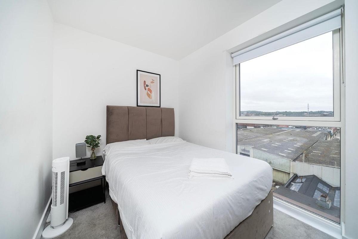 Deluxe Double Bed In Shared Apt Near Canary Wharf, City Airport & O2 Arena With Thames View London Exteriör bild