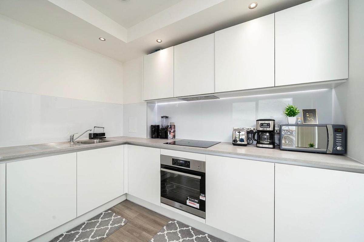 Deluxe Double Bed In Shared Apt Near Canary Wharf, City Airport & O2 Arena With Thames View London Exteriör bild