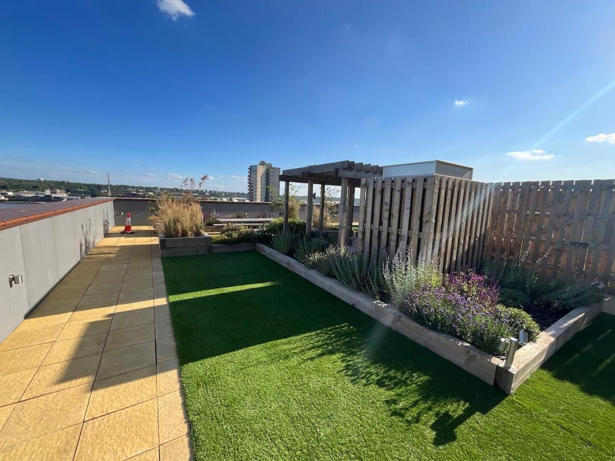 Deluxe Double Bed In Shared Apt Near Canary Wharf, City Airport & O2 Arena With Thames View London Exteriör bild