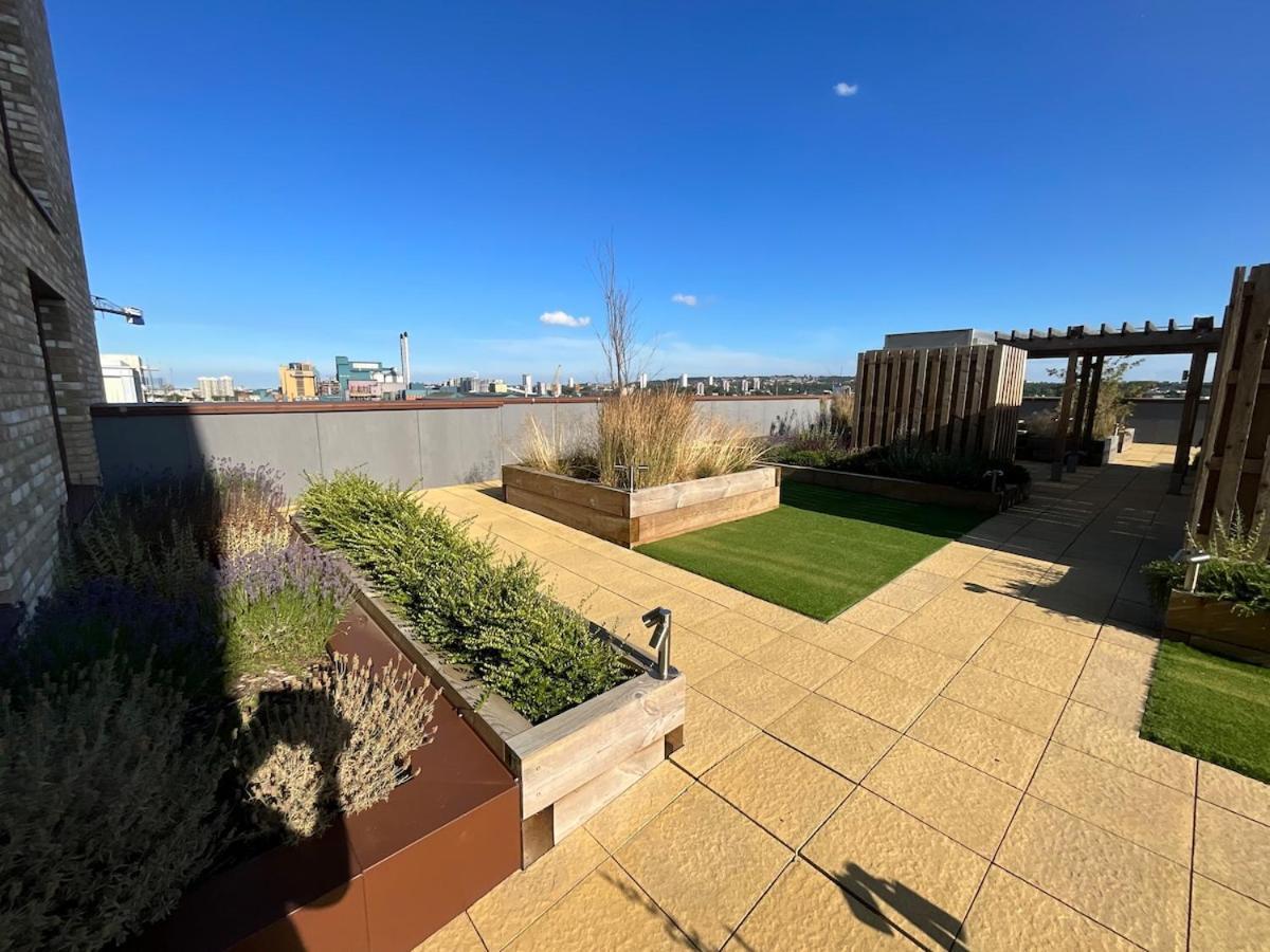 Deluxe Double Bed In Shared Apt Near Canary Wharf, City Airport & O2 Arena With Thames View London Exteriör bild